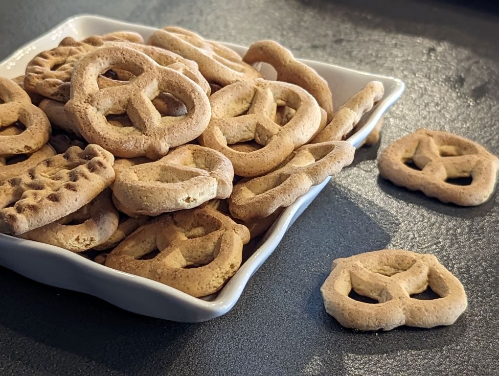 graham pretzels in bowl